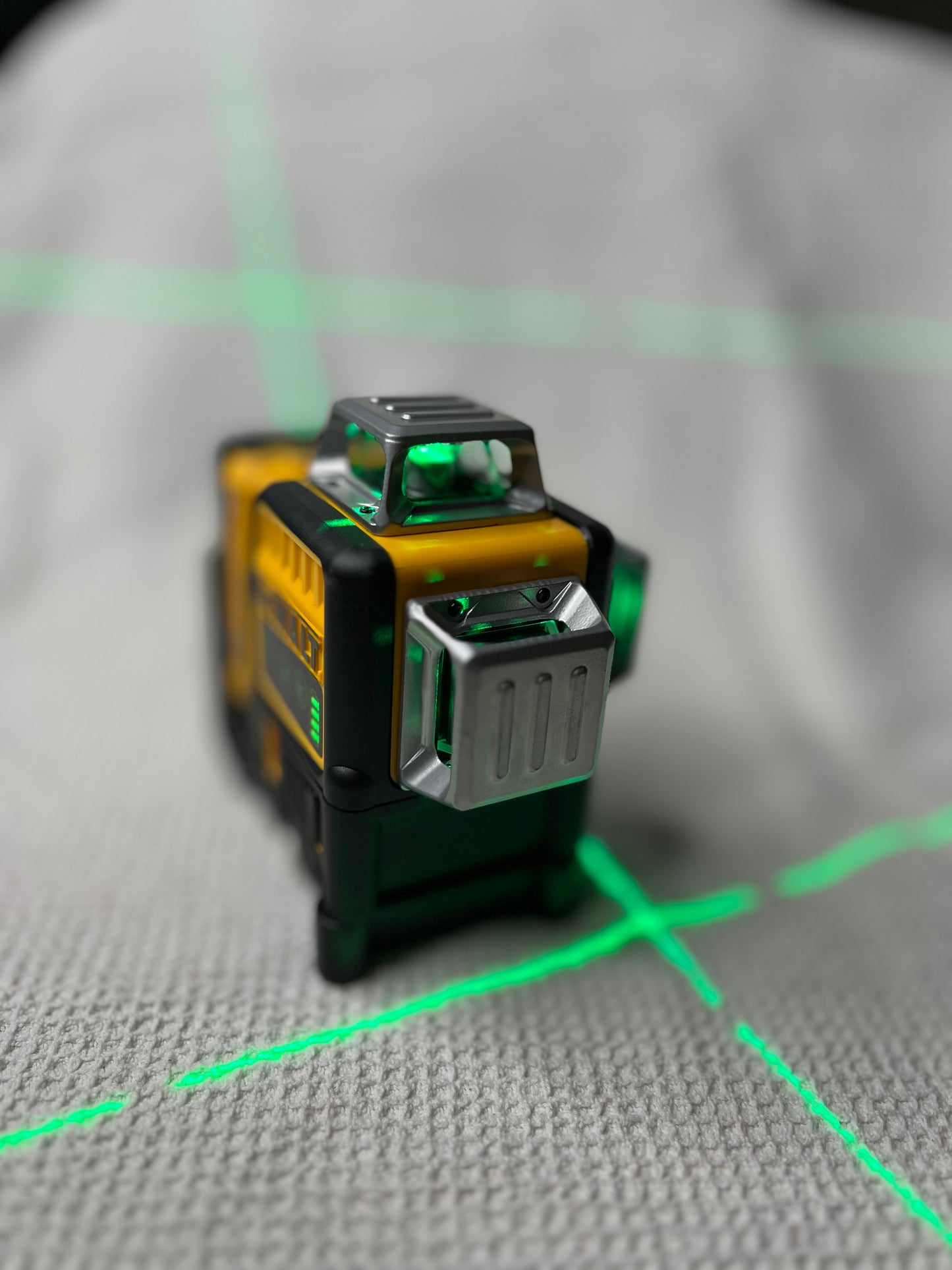 DEWALT Laser Level DW089LG Self Levelling 12 Line 3 x 360 Degrees Green Beam Laser 12V MAX Li-Ion Battery + case