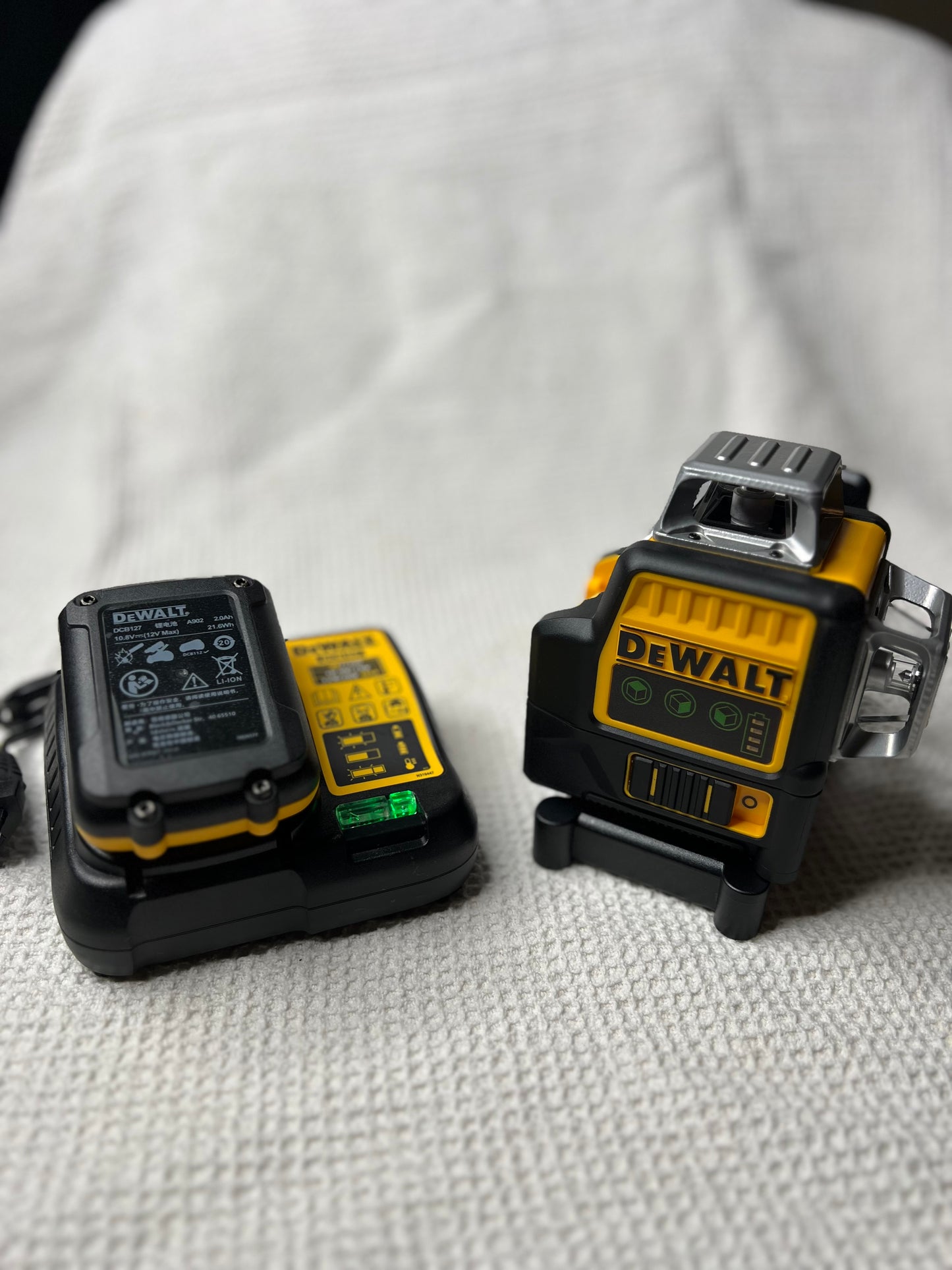 DEWALT Laser Level DW089LG Self Levelling 12 Line 3 x 360 Degrees Green Beam Laser 12V MAX Li-Ion Battery + case