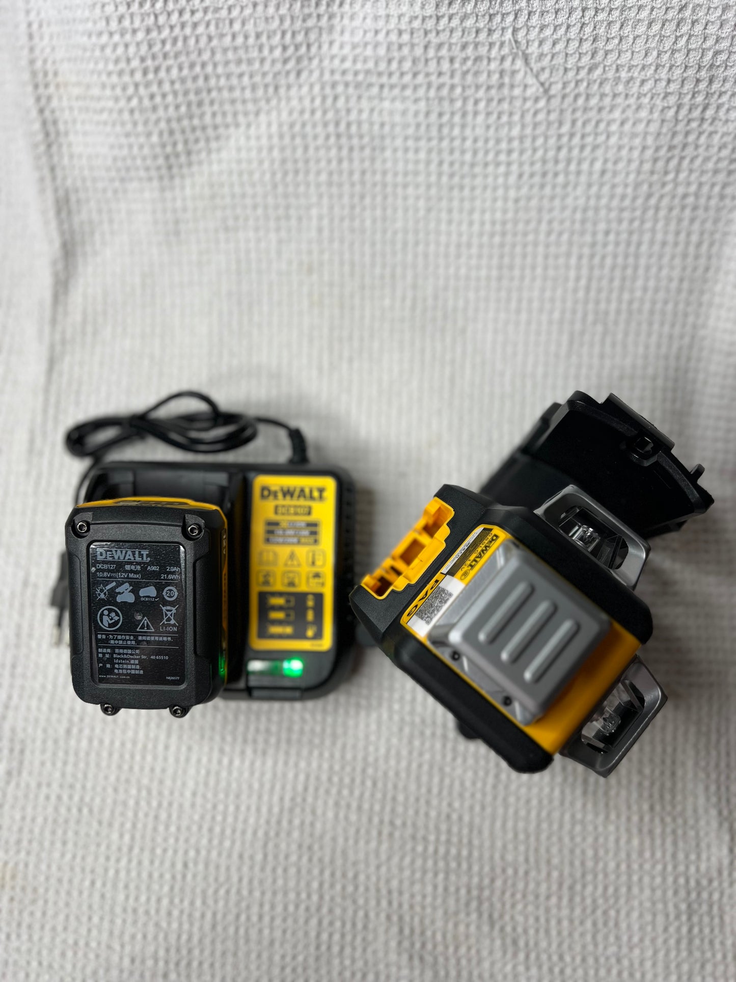 DEWALT Laser Level DW089LG Self Levelling 12 Line 3 x 360 Degrees Green Beam Laser 12V MAX Li-Ion Battery + case