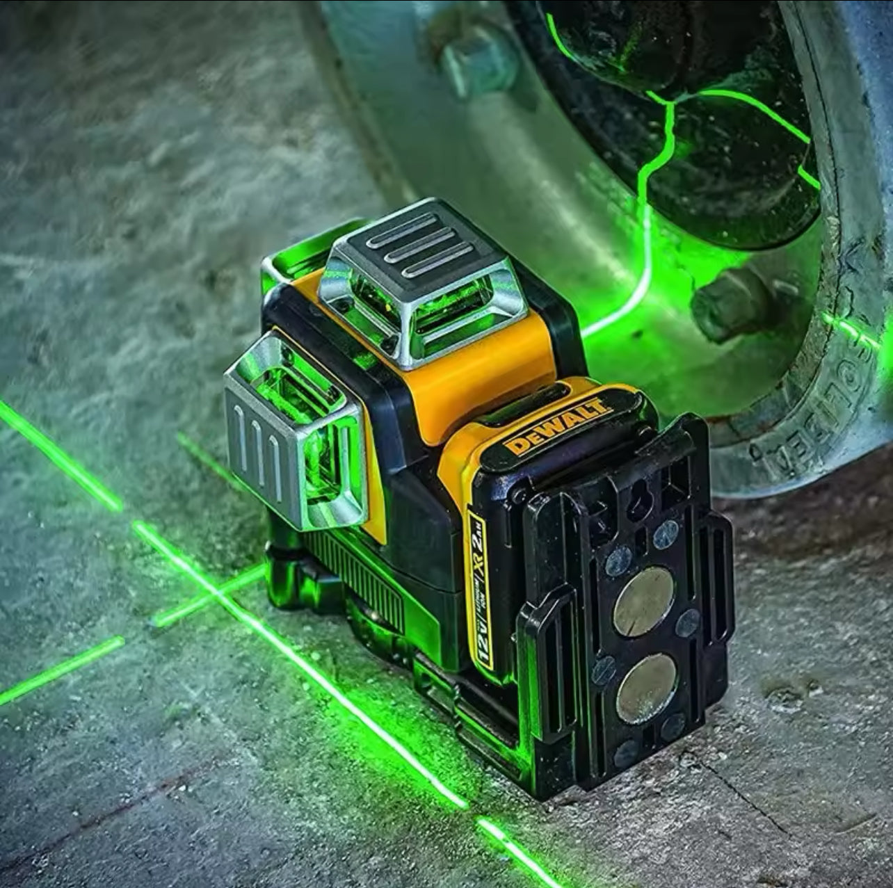 DEWALT  Laser Level DW089LG Self Levelling 12 Line 3 x 360 Degrees Green Beam Laser 12V MAX Li-Ion Battery + case