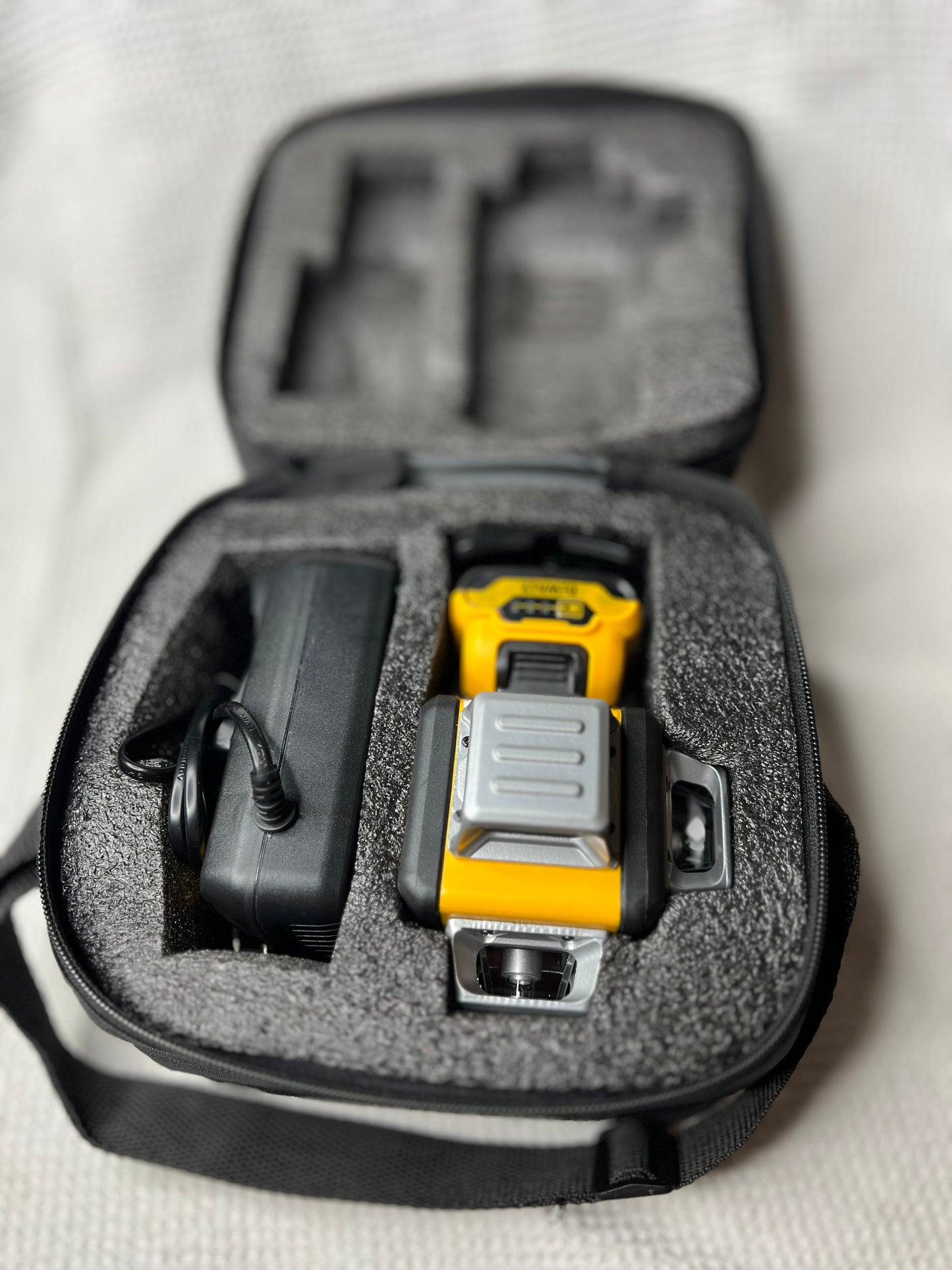 DEWALT  Laser Level DW089LG Self Levelling 12 Line 3 x 360 Degrees Green Beam Laser 12V MAX Li-Ion Battery + case